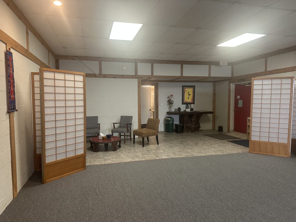 Foyer seating area with shoji screens at Windsong Innerspace